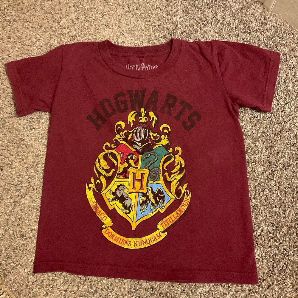 Harry Potter Hogwarts Maroon T Shirt Kids Sz XXS (4/5) Short Sleeves 100% Cotton